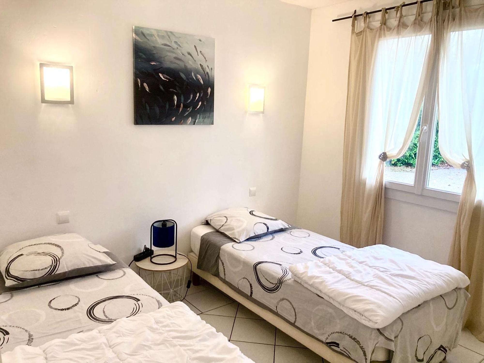 Villa 110m2, 7 pers, Jacuzzi , 3 chambres, terrain clos et arboré 2500m2 Trèbes Extérieur photo